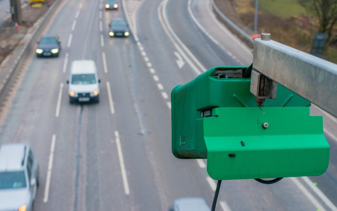 Technologia rozpoznawania tablic rejestracyjnych w systemach zabezpieczeń: Zastosowania i korzyści.