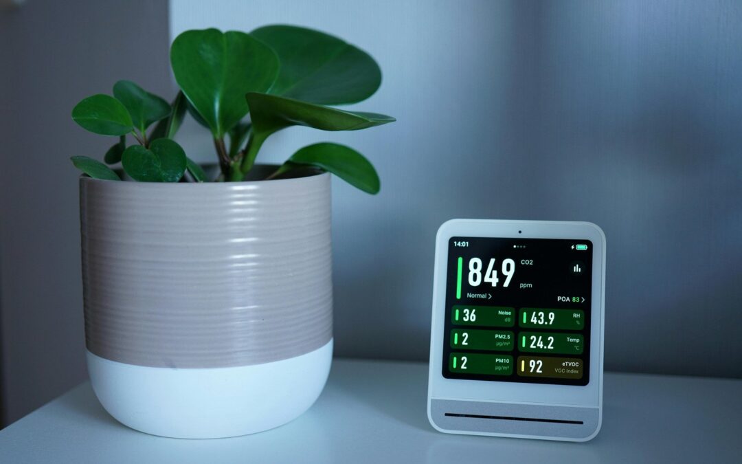 Integracja systemów alarmowych z technologią sensorów środowiskowych: Nowe możliwości monitorowania jakości powietrza i bezpieczeństwa.