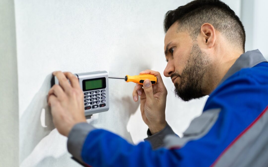 Jak adaptować systemy alarmowe do potrzeb osób niepełnosprawnych: Nowe technologie i rozwiązania.